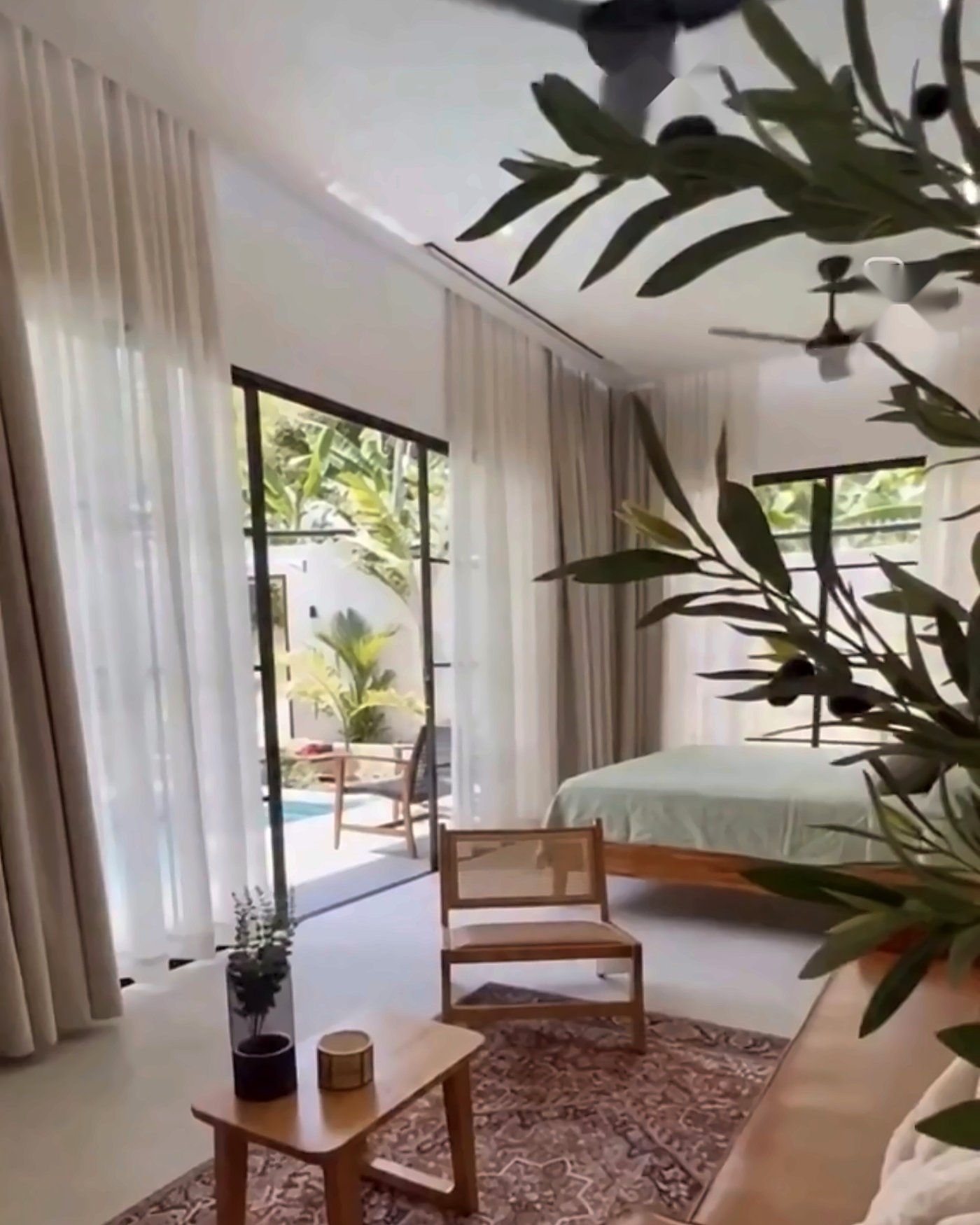 Dormitorio de la villa boutique con vista a la piscina privada
