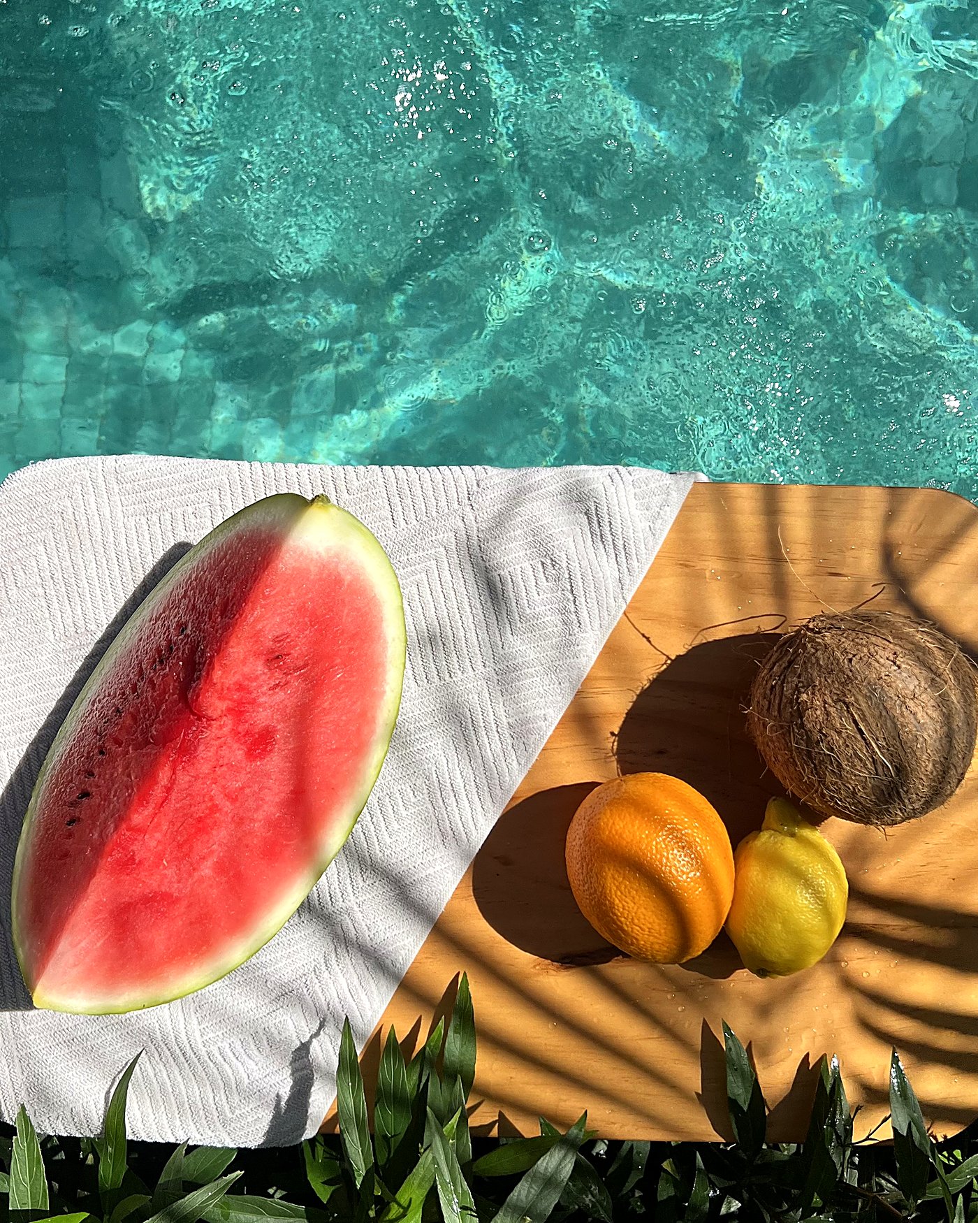 Fruta fresca de bienvenida junto a la piscina privada de la villa