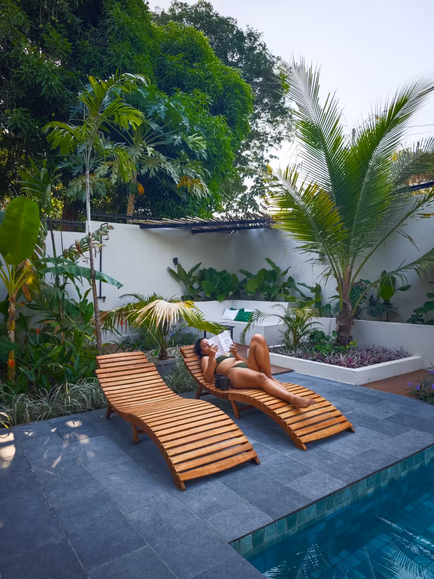 Eden Ubedi — la piscina al atardecer